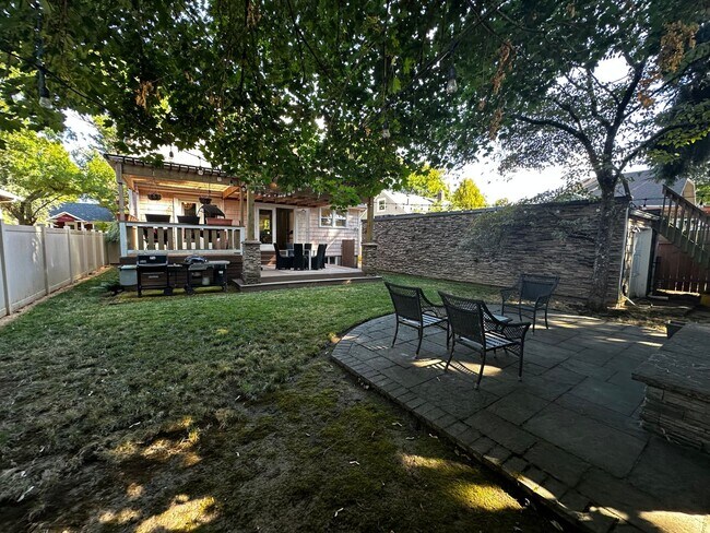 Building Photo - WestMoreland Gem! Portland Original, Huge deck, great backyard pets ok!