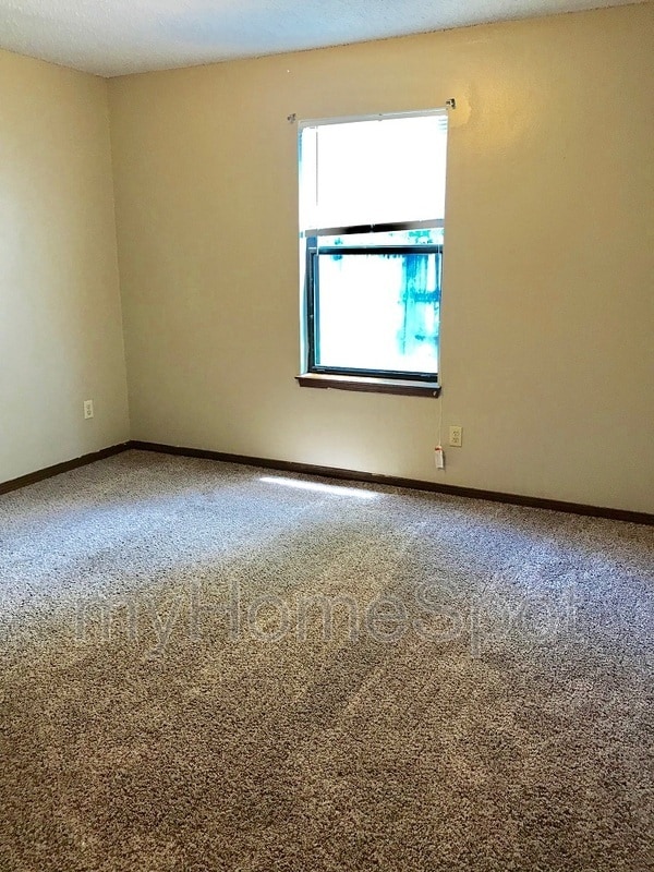 Building Photo - 10065 Hillview Dr