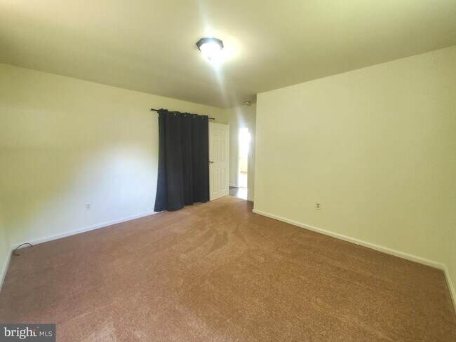 Building Photo - 161 Cooper Rd