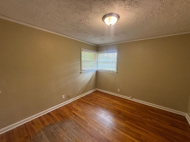 Building Photo - Brick One Level.