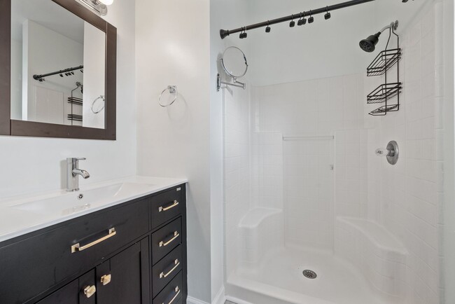 Building Photo - Townhouse, 2 bedroom, 2.5 baths in Yorktow...