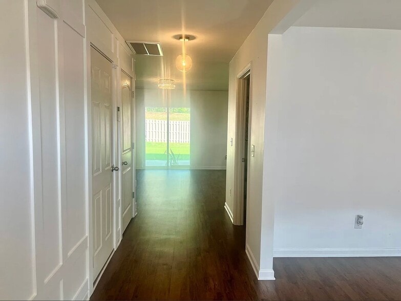 Building Photo - 4599 Woodford Cir