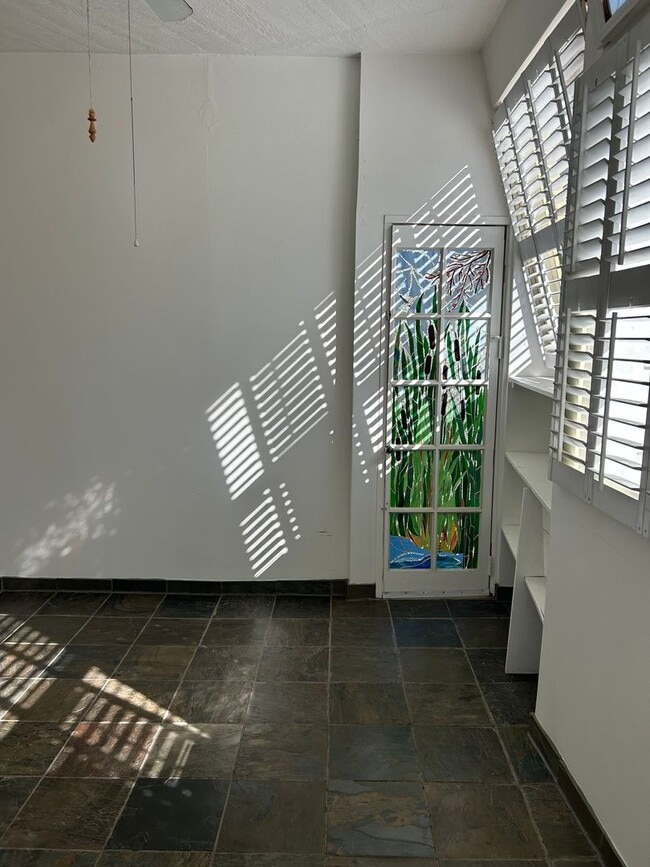 Building Photo - 1-Bedroom in Quiet 4-Plex near Ivywild