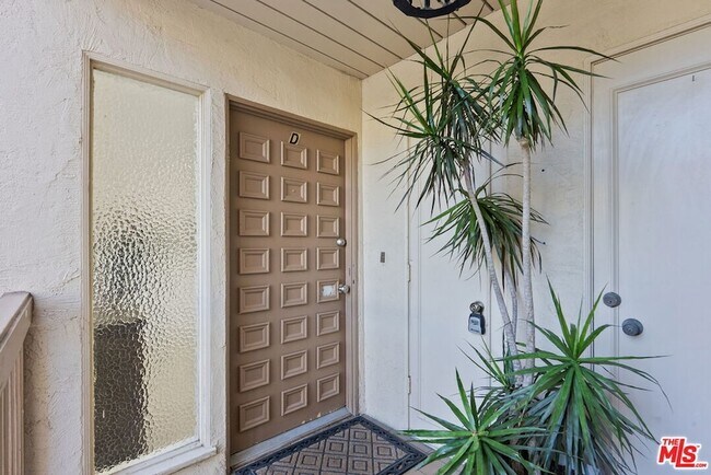 Building Photo - 23924 De Ville Way