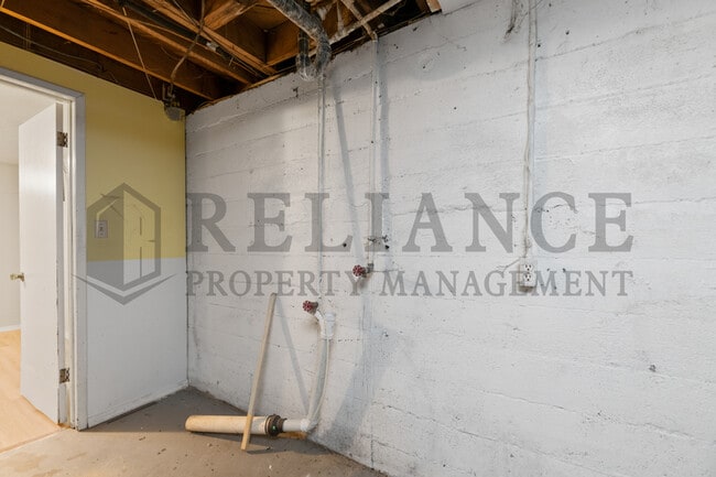 Building Photo - 1555 N Northeast Pkwy