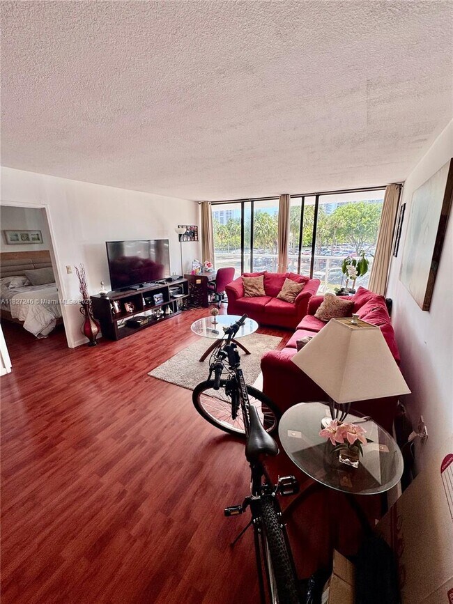 Building Photo - 3731 N Country Club Dr