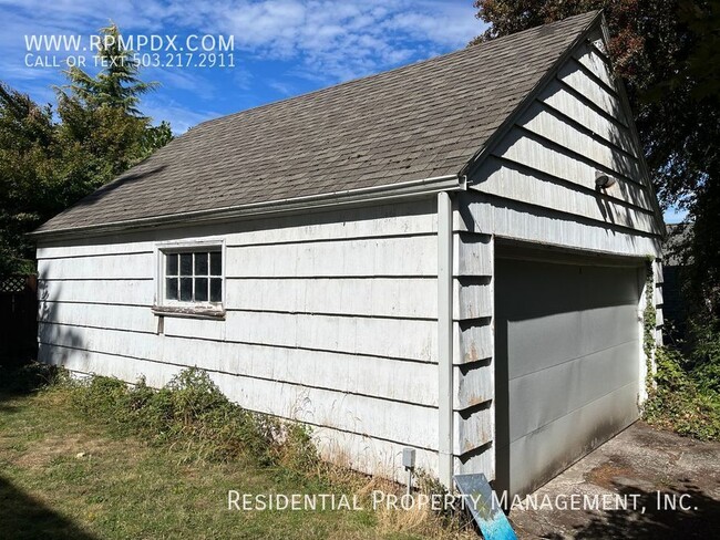 Building Photo - Spacious Cape Cod Home