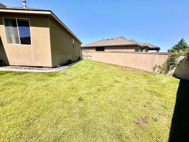 Building Photo - Spacious 4 Bedroom Home in Quiet Cul-de-Sa...