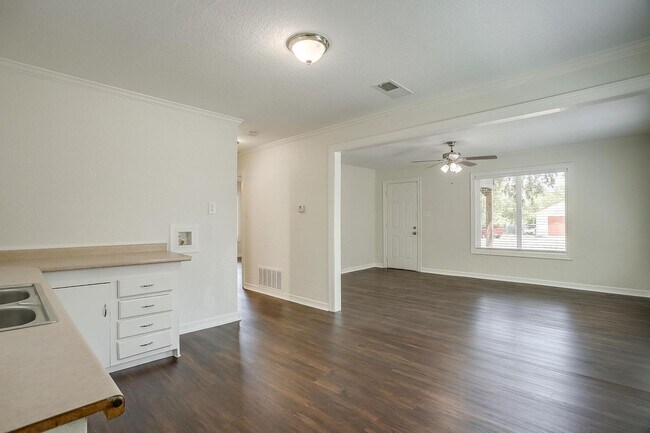 Building Photo - Amazing Remodeled 2 Bed, 1 Bath Ready tor ...