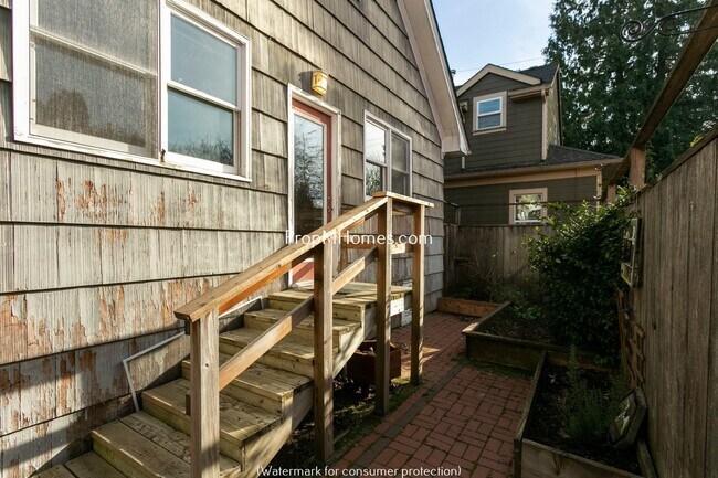 Building Photo - Classic Two Bedroom Bungalow In The Heart Of Sellwood!
