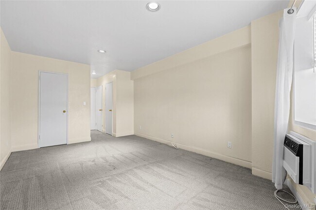Building Photo - 750 Shore Rd