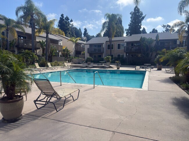 Building Photo - 8545 Villa La Jolla Dr