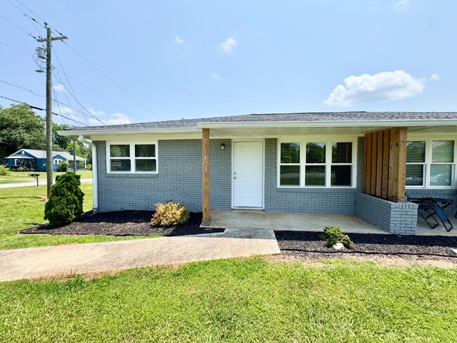 Primary Photo - Remodeled Townhome Minutes from Downtown S...