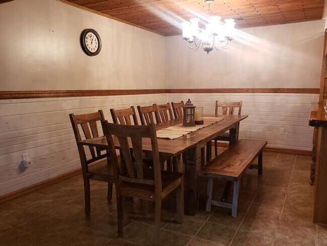 Building Photo - Log Home with close public lake access - A...