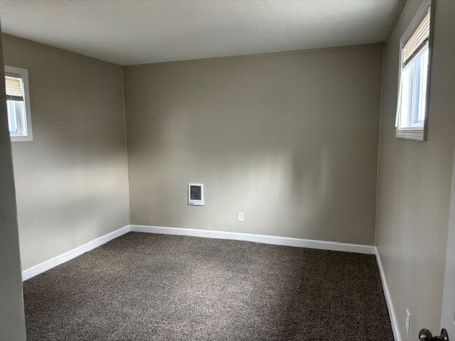 Building Photo - Check out this charming 4 Bedroom Ranch in Homewood Area of Lorain.