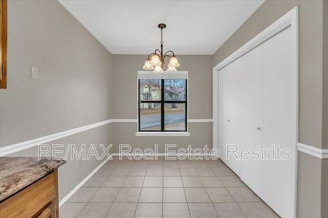 Building Photo - 5 Yates Ln