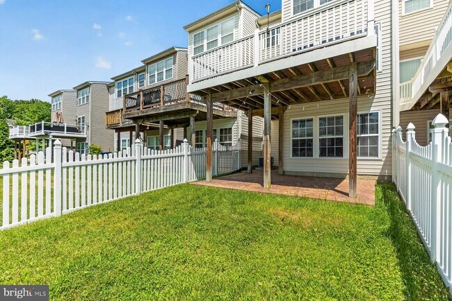 Building Photo - 711 Wineberry Way