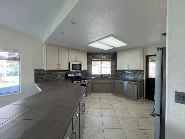 Building Photo - 946 St Ann Dr