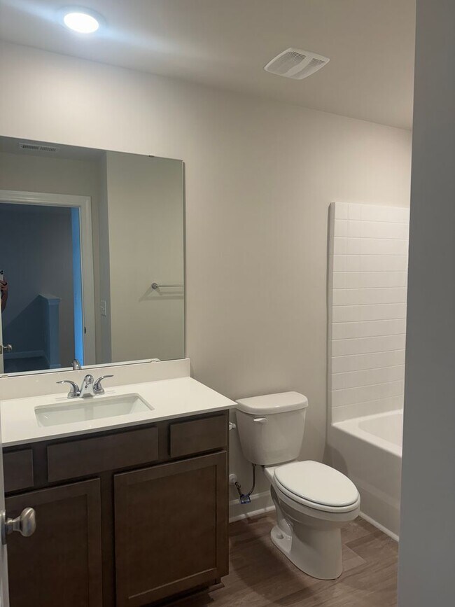 Building Photo - Brand New Luxury Living!