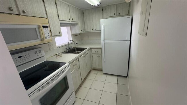 Building Photo - 625 Antioch Ave