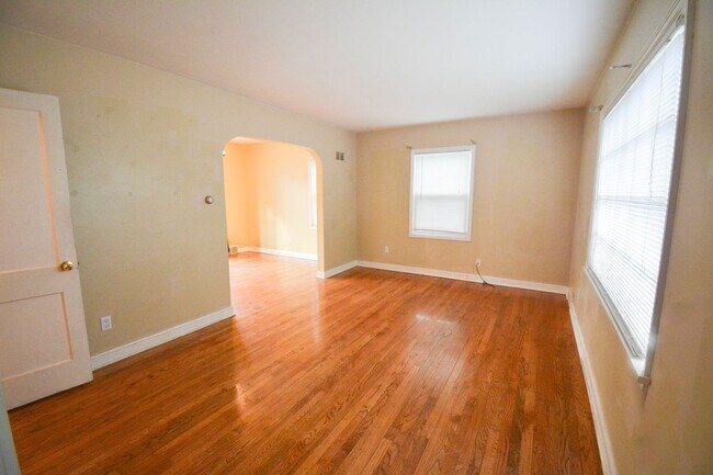 Building Photo - Conveniently located 3 bed 1.5 with Fenced In Yard Available NOW!
