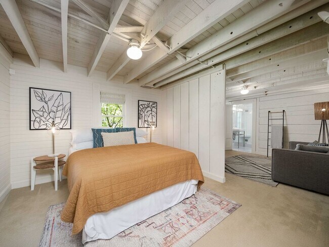 Building Photo - Gorgeous Victorian Home Ready to Rent! Hug...