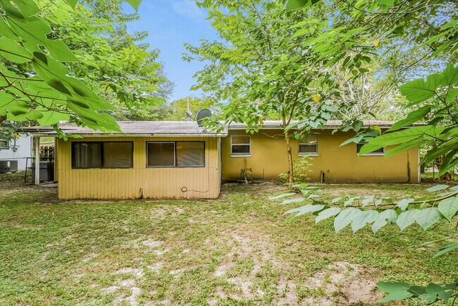 Building Photo - 2123 Patou Dr W