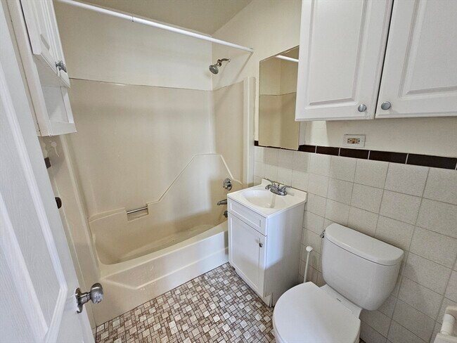 Building Photo - 464 Meridian St