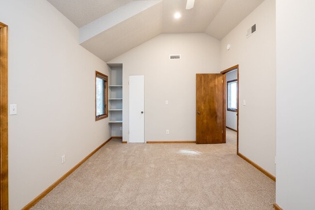 Building Photo - 2 bedroom 1.5 bath Duplex Close to the Beach