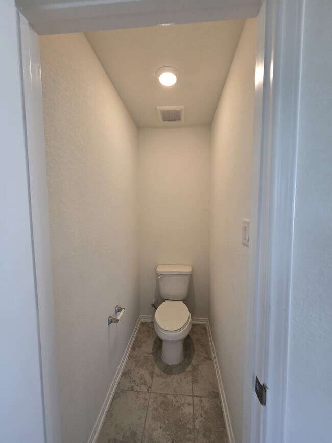 Building Photo - 25223 Sierra Mnr Ct