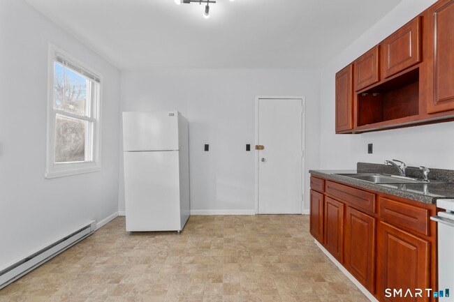 Building Photo - 1380 Bank St