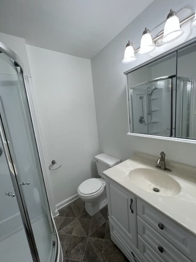 Building Photo - Gorgeous Eagle River Home w/ Open Concept Layout!