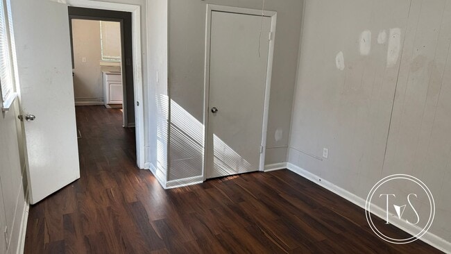 Building Photo - 1011 W 53rd St