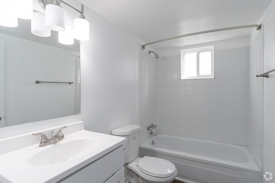 1BR, 1BA - 639SF Bath - Rolling Green