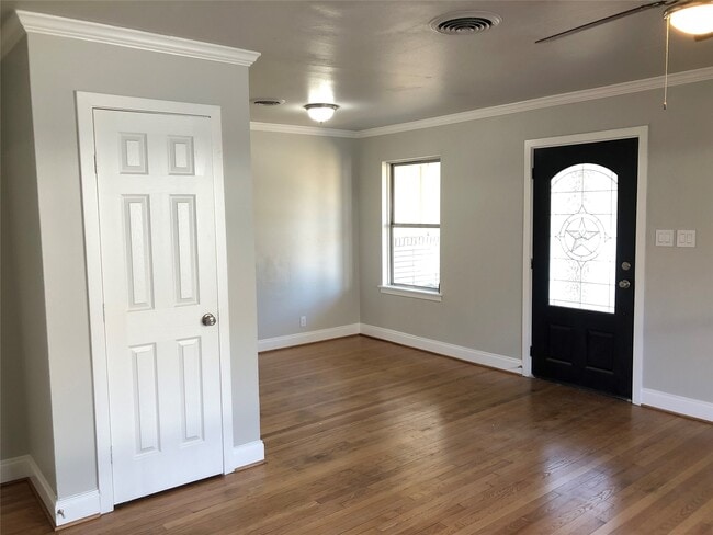 Building Photo - 5005 De Milo Dr