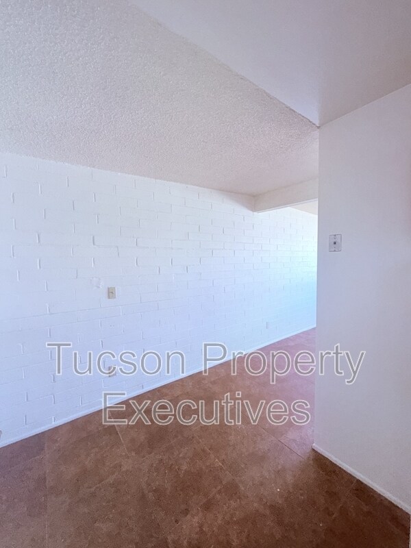 Building Photo - 4243 E Lee St