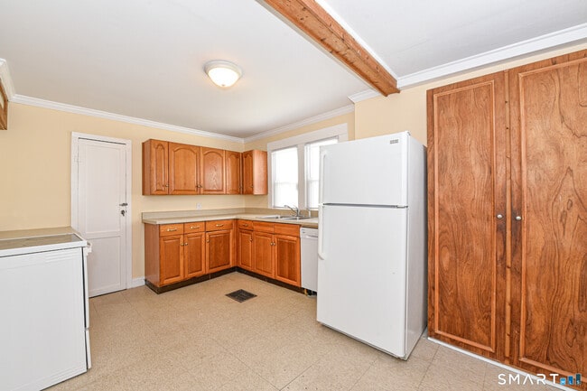 Building Photo - 6 Springdale St