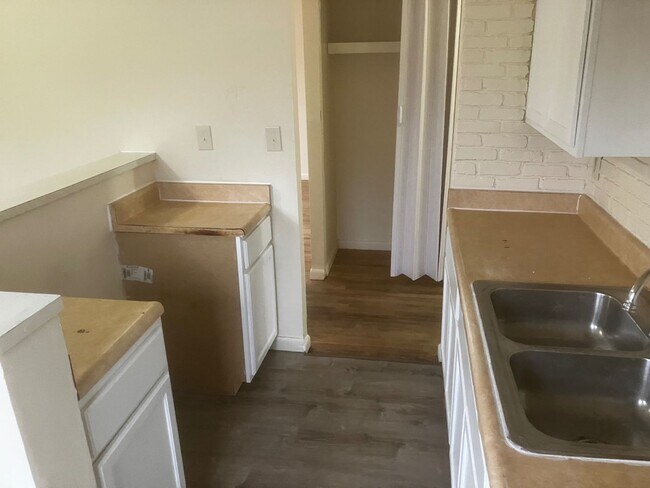 Building Photo - Charming 3BR Home with Beautiful Wood Floors