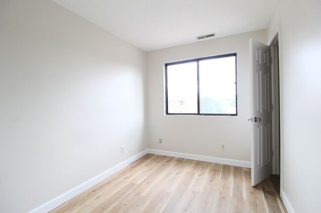 Building Photo - 1018 Blue Ridge Dr