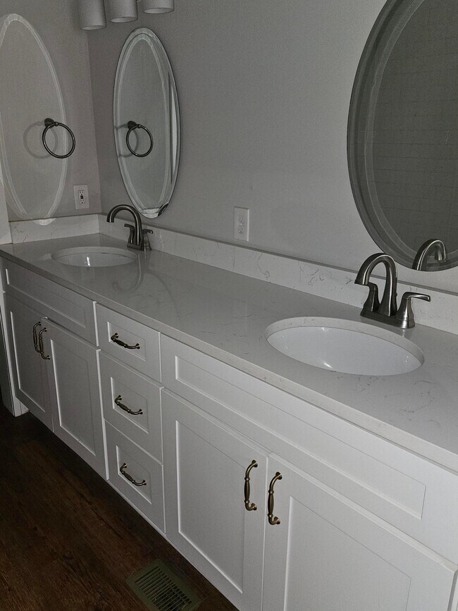 Building Photo - 4 W De Soto St