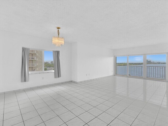 Building Photo - 500 Bayview Dr