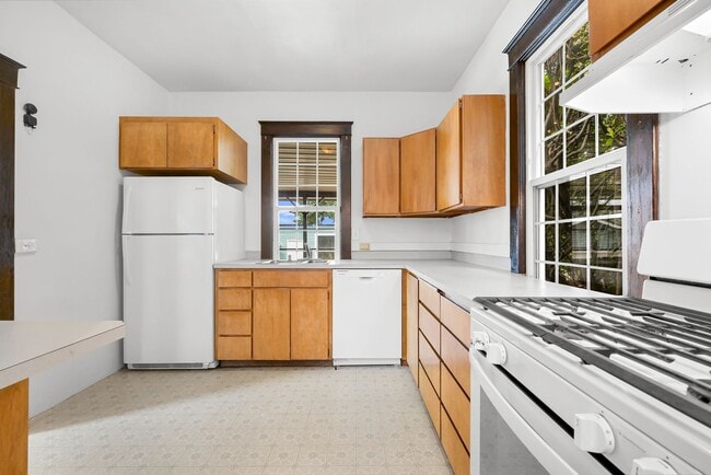 Building Photo - Large Single Family home with Bonus Room!