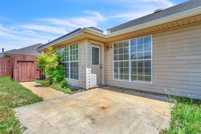 Building Photo - ** 3 Bed 2 Bath located in Cotton Lakes ** Call 334-366-9198 to schedule a self tour