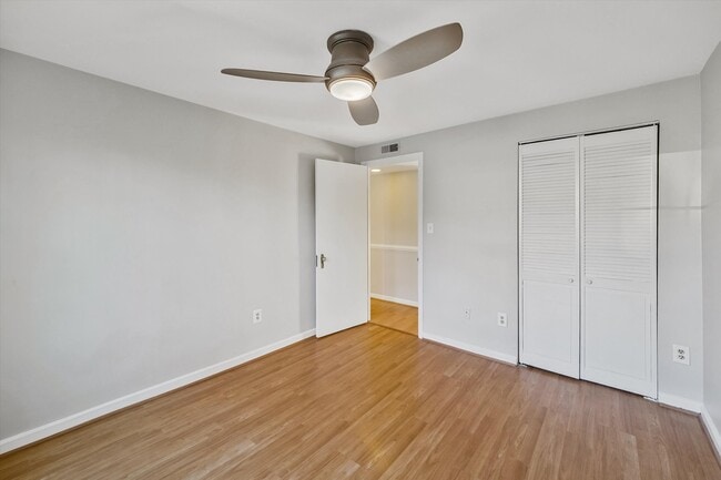 Building Photo - 704 S Arlington Mill Dr