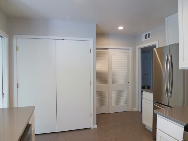 Building Photo - 310 West Mistletoe Avenue