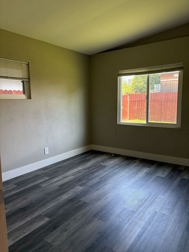 Building Photo - Comfortable 3-Bed Home in Prime Sacramento...