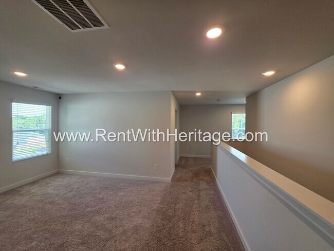 Building Photo - 8650 Paradise Dr