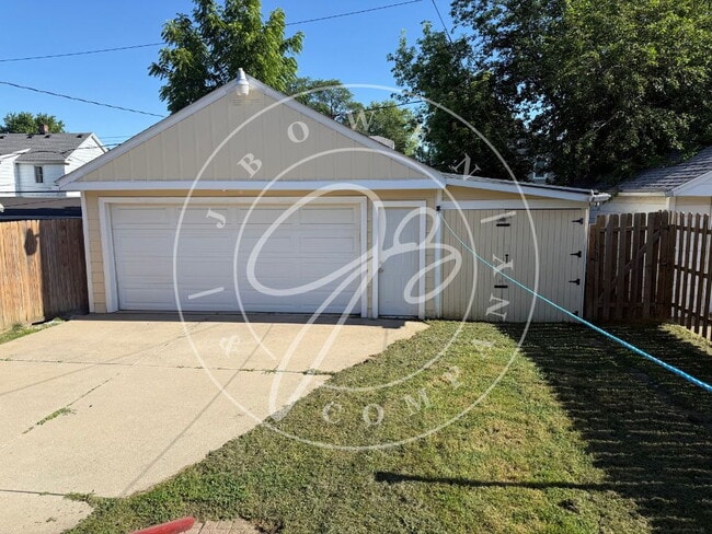 Building Photo - "Charming 2-Bedroom Retreat in West Toledo with huge garage.
