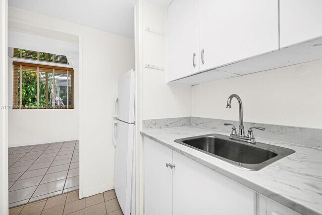 Building Photo - 5960 SW 47th St