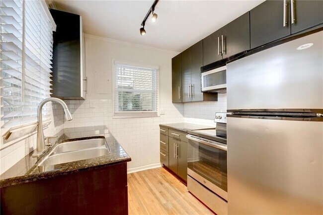 Building Photo - 1110 W 22nd St